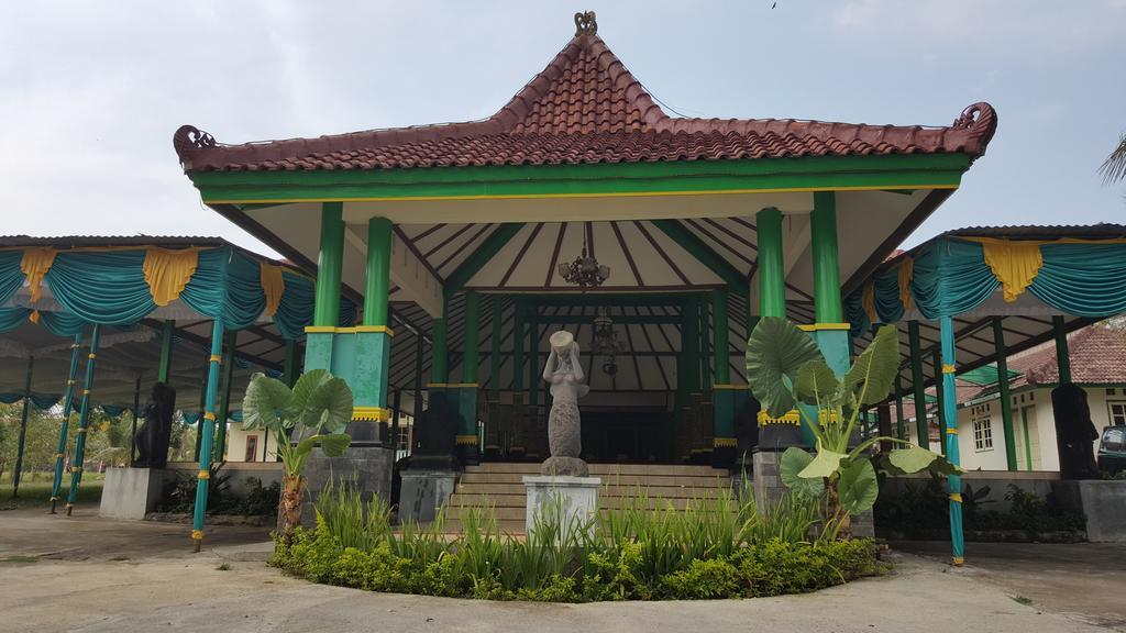 Putri Duyung Guest House Karangpandan Exterior photo